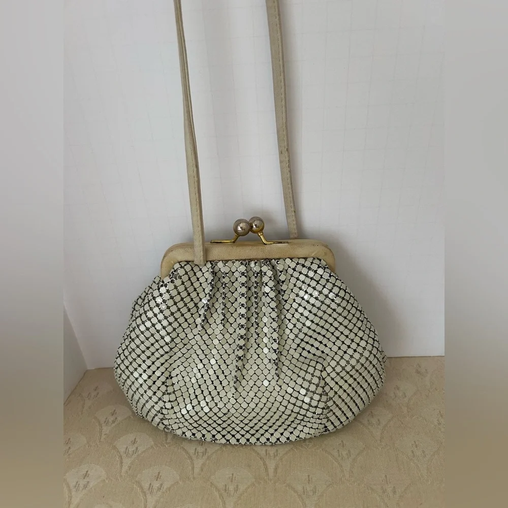Vintage Whiting & Davis ivory metal crossbody bag. Kiss lock, leather trim. Nice - Picture 5 of 16